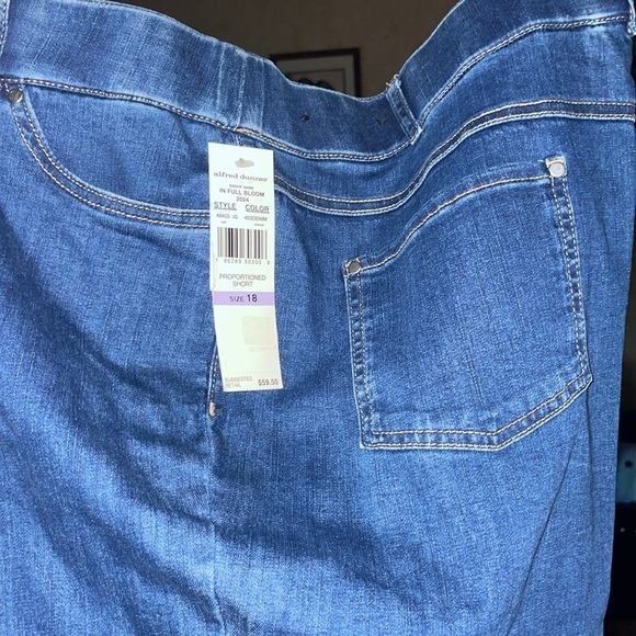 Alfred Dunner® In Full Bloom Dark Wash Denim Short Size 18 NWT - Picture 3 of 4